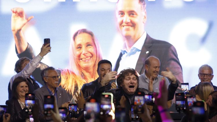 Javier Mieli efusivo festeja el triunfo de Manuel Adorni.