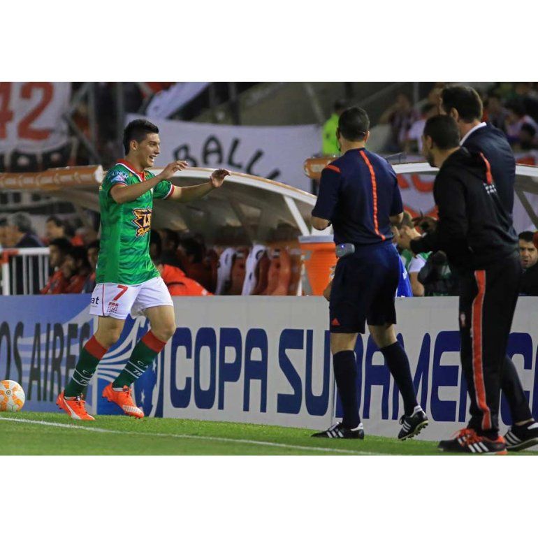 Espinoza festeja el gol de Huracán ante River. Foto: NA