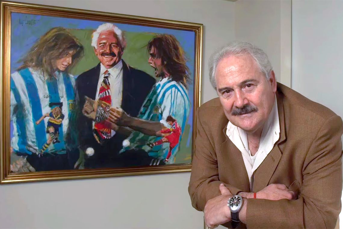 Aloisio con el cuadro que tenía en su oficina en el que se lo ve junto a Cani y Bati. Archivo.