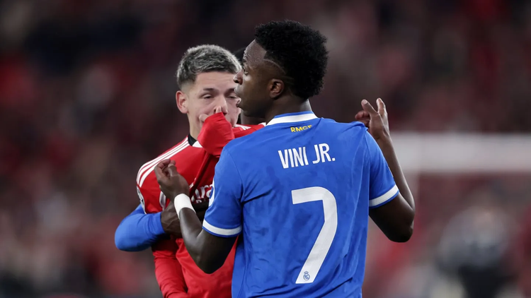 Los protagonistas de la situación discuten en medio del campo.