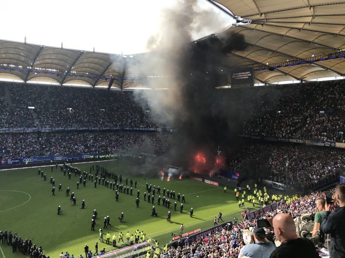 Hamburgo descendió por primera vez y los hinchas prendieron fuego la cancha
