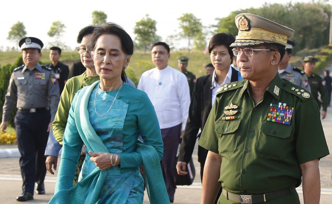 El general superior golpista Min Aung Hlaing y la consejera de Estado detenida Aung San Suu Kyi.