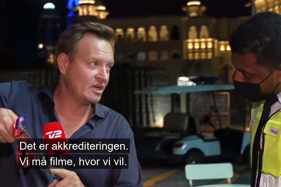 El periodista danés fue sorprendido mientras transmitía en vivo para su país. Captura.