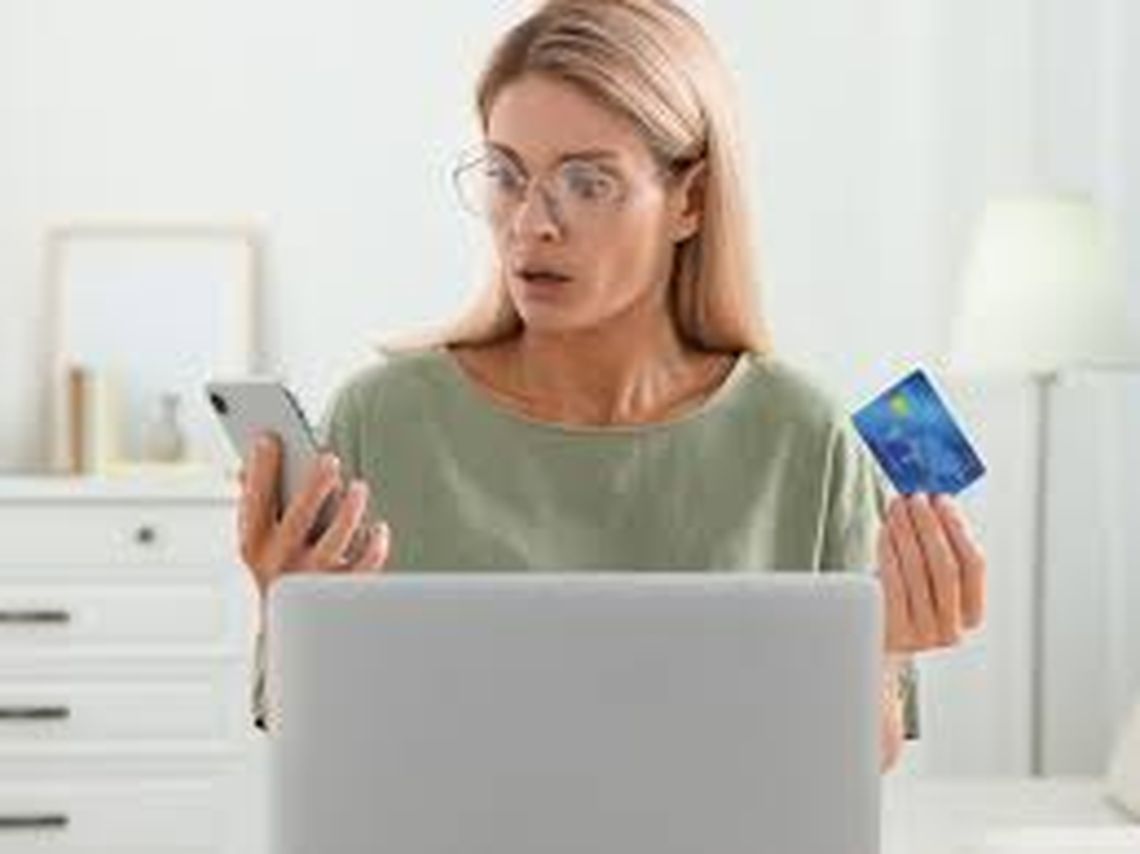 Nunca hay que brindar tus datos bancarios por teléfono. Es más recomendable acercarse a la sucursal de su banco de confianza y solucionar de manera presencial.