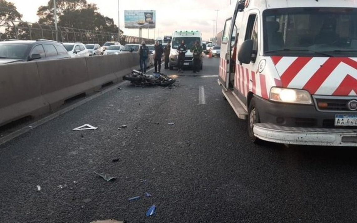 Un motociclista falleció tras un choque en la autopista Buenos Aires-La Plata.