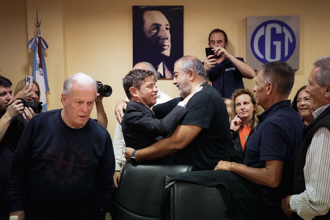CGT - Axel Kicillof recibe el saludo de Héctor Daer 