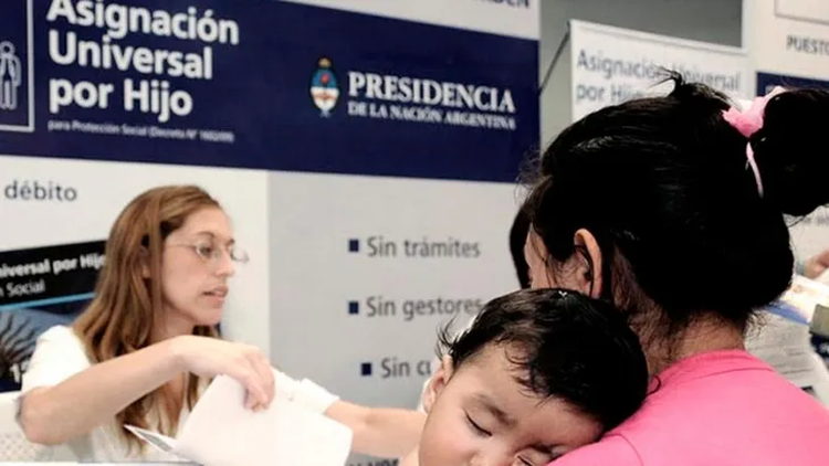 Los trabajadores registrados perdieron poder adquisitivo en la asignación familiar por hijo.