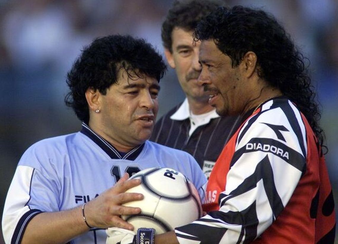 Ren&eacute; Higuita fue uno de los invitados especiales en el partido de despedida de Diego Maradona en cancha de Boca.
