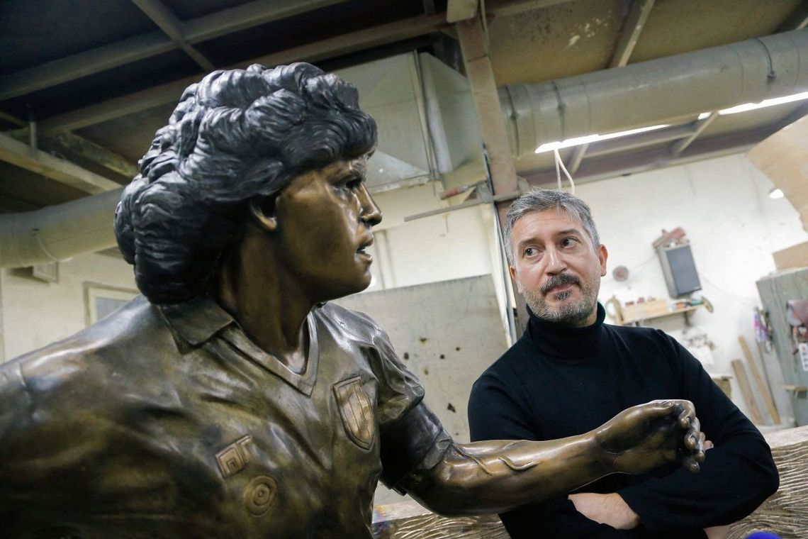 Nápoles le devuelve estatua de Diego Armando Maradona a su autor.