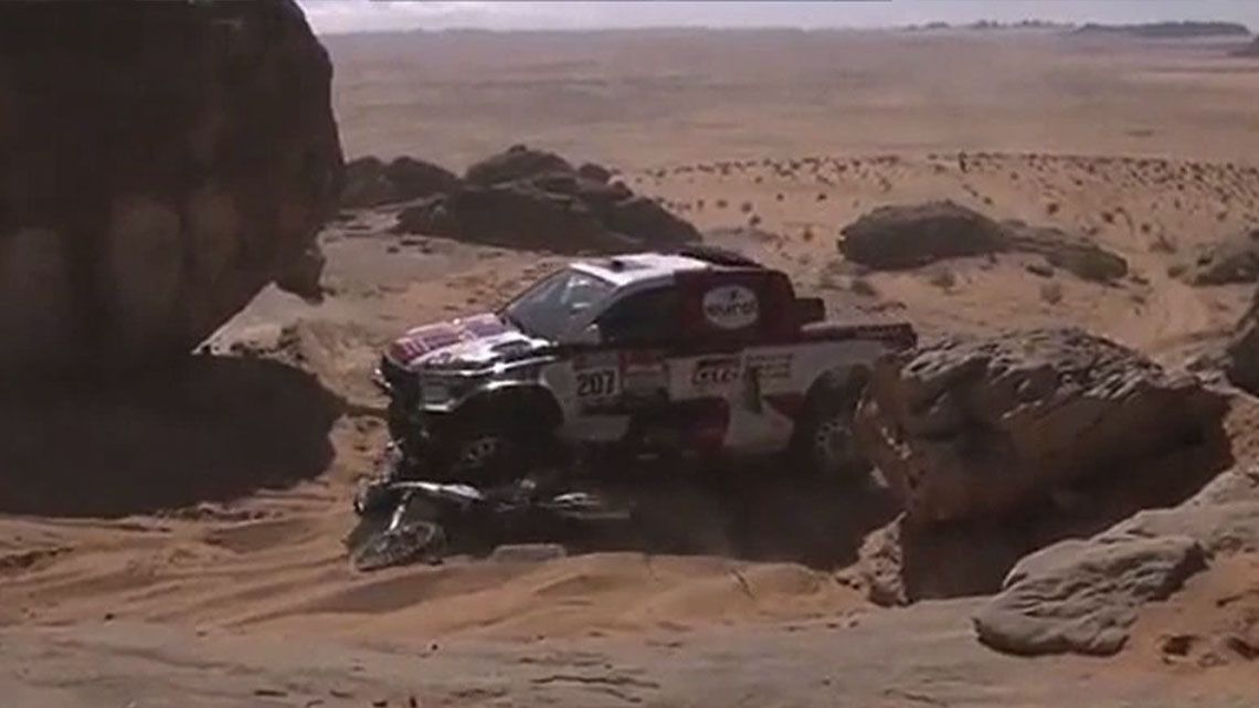 Rally Dakar: Giniel De Villiers atropelló a un motociclista.