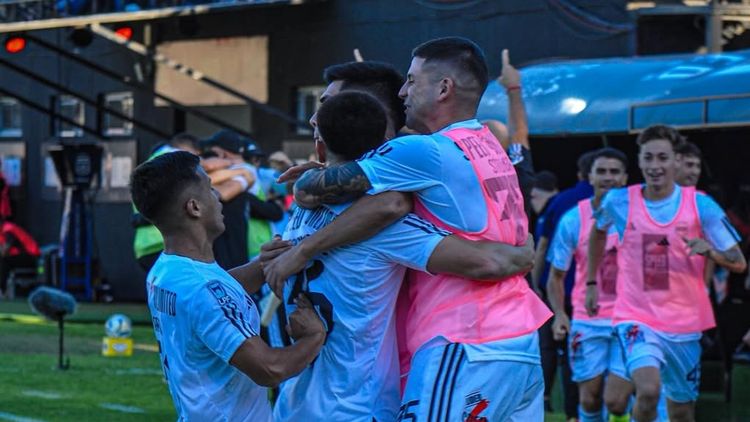 Los jugadores de Riestra festejan su primer triunfo en el Apertura ante Independiente.