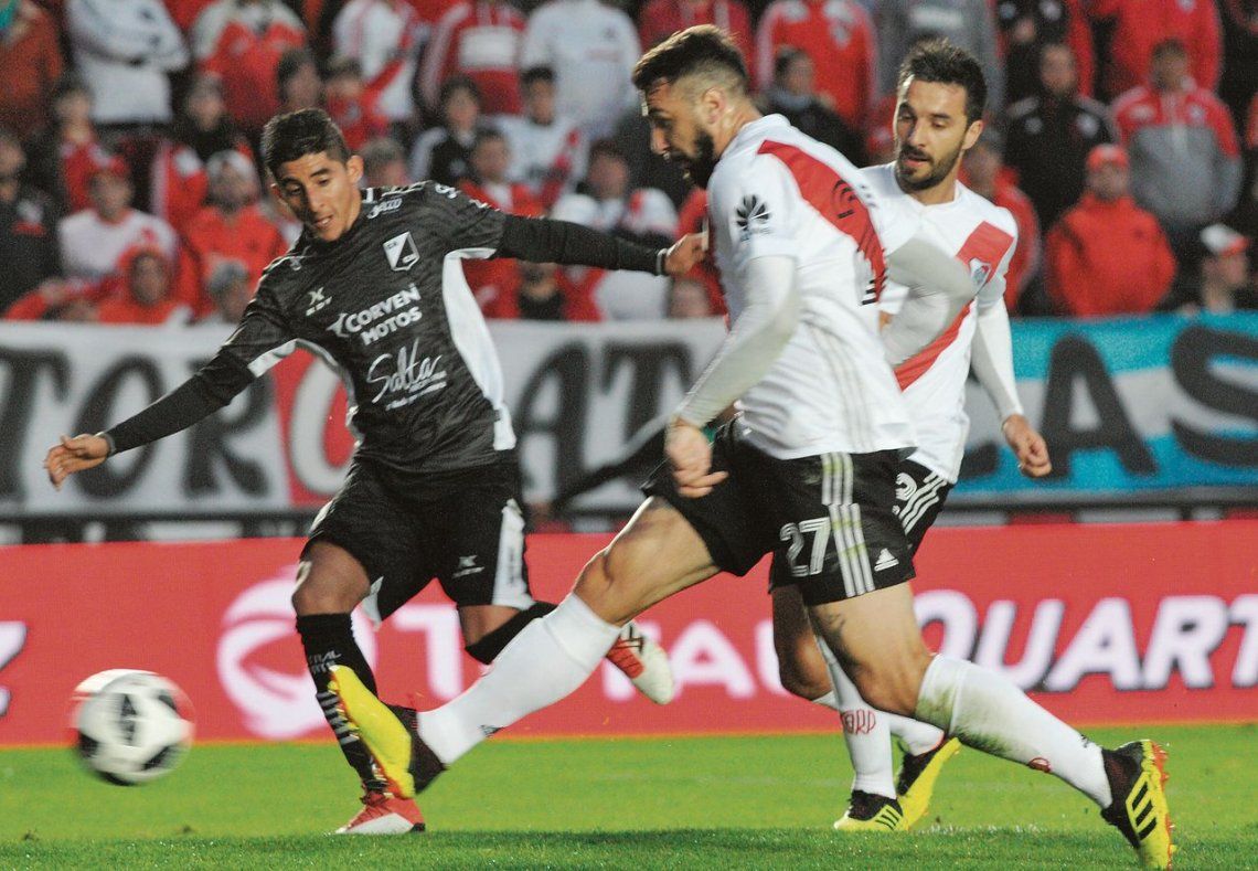 Pratto pateó la pelota y atrás mira su compañero de ataque