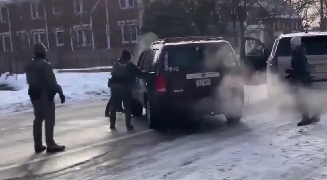 La secuencia fue registrada por un testigo y difundida en redes sociales.