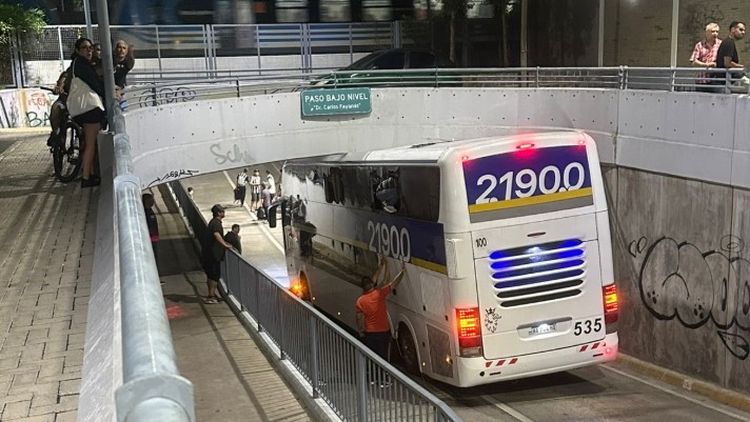 El micro quedó atrapado en el túnel tras el impacto: “Pudo haber sido una tragedia”.