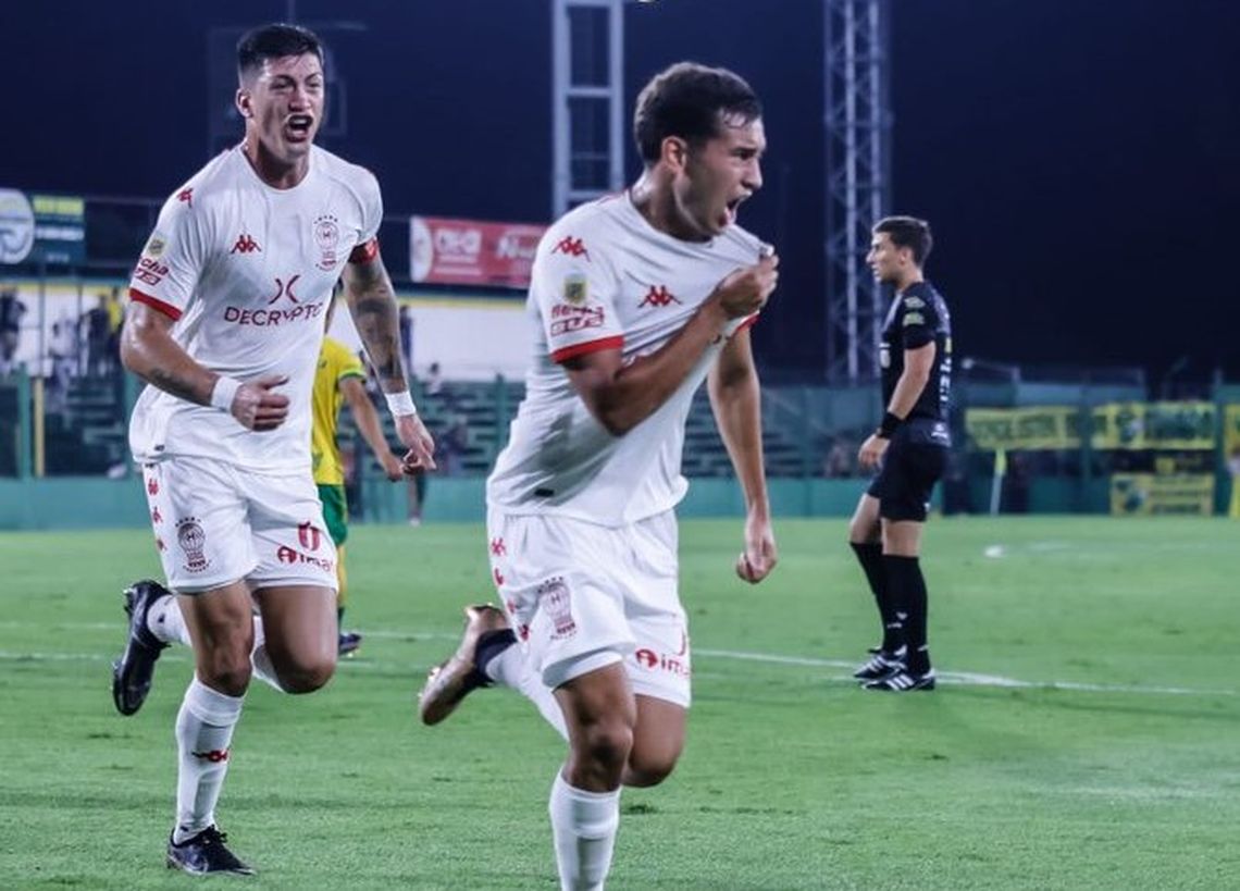 Santiago Hezze festeja el primer gol de Huracán