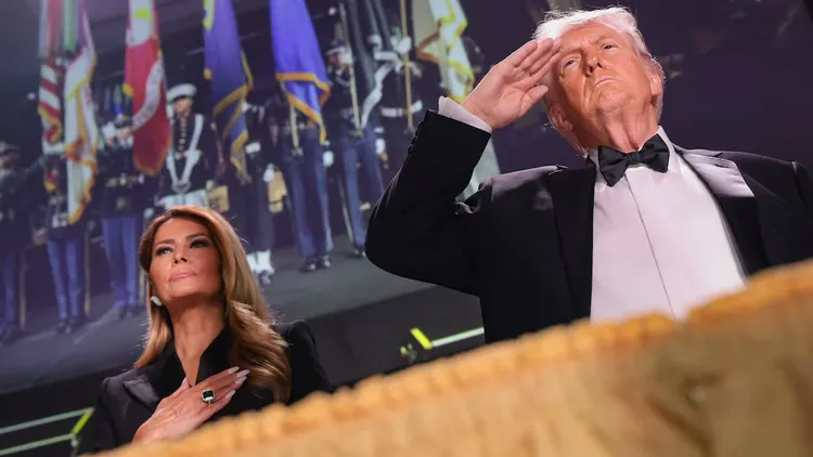 Donald Trump y su esposa Melania, minutos antes del tiroteo que obligó a que fueran evacuados de la cena.