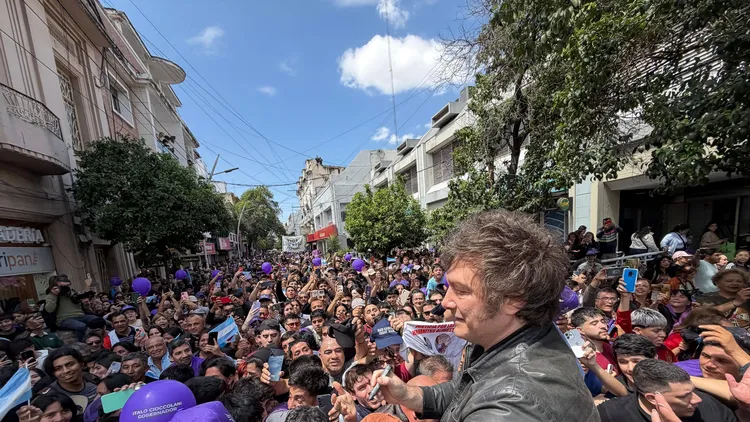 Javier Milei visitó Santiago del Estero y por la tarde estará en Tucumán.