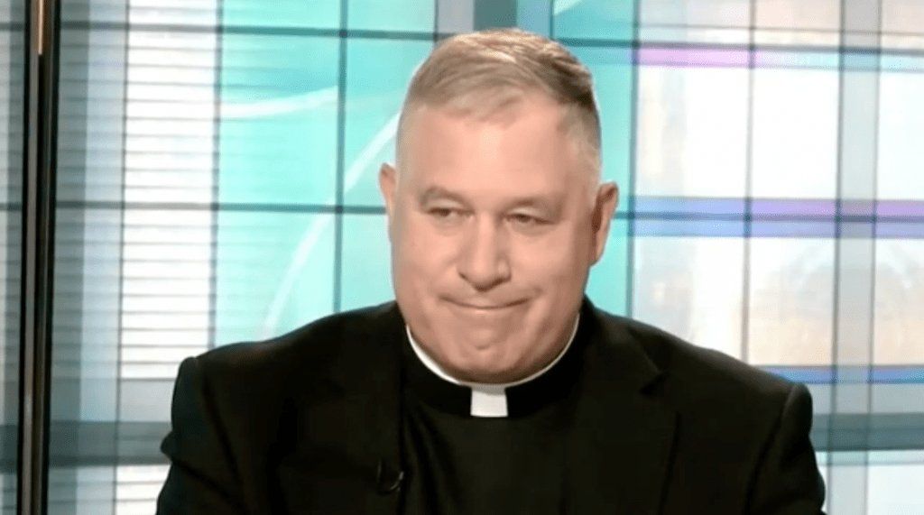 Obispo renunció tras conocerse que usaba app de citas gay