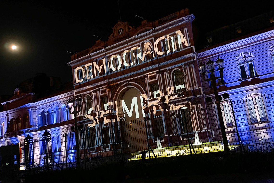 Casa Rosada celebra el 39° aniversario de la democracia con un videomapping