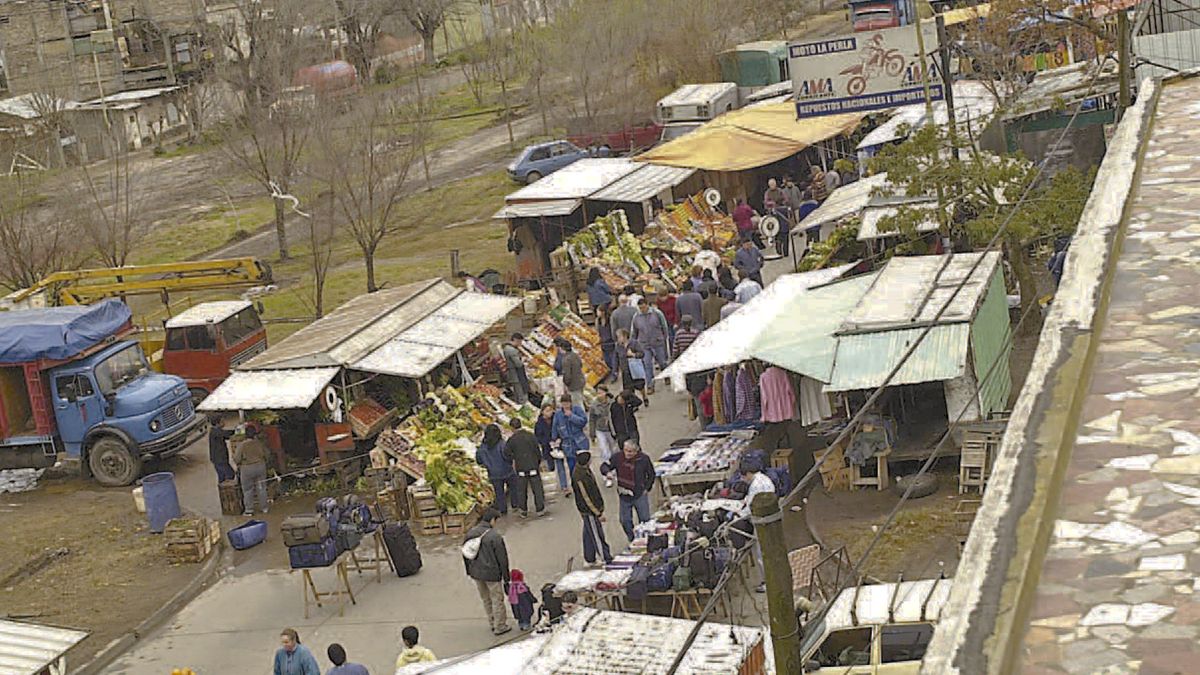 En feria de Solano venden uniformes de la Bonaerense