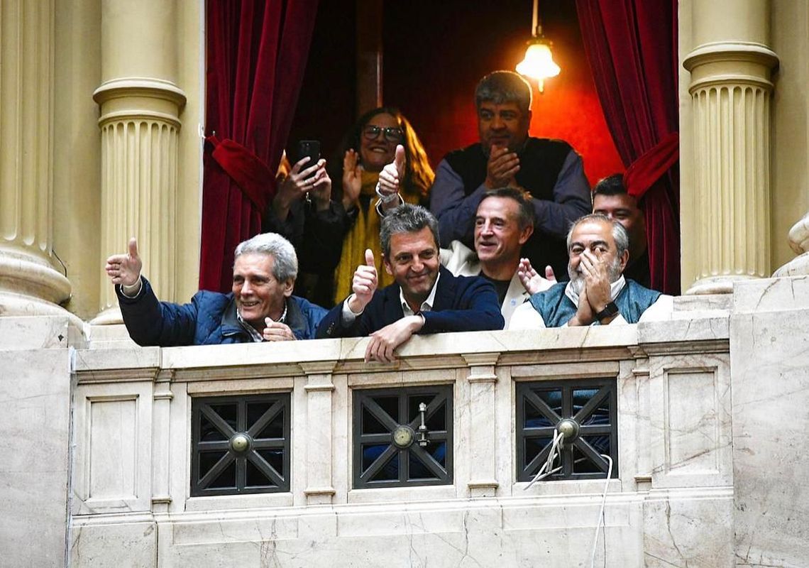 El Ministro de Economía Sergio Massa festeja la aprobación de la reforma junto a sindicalistas