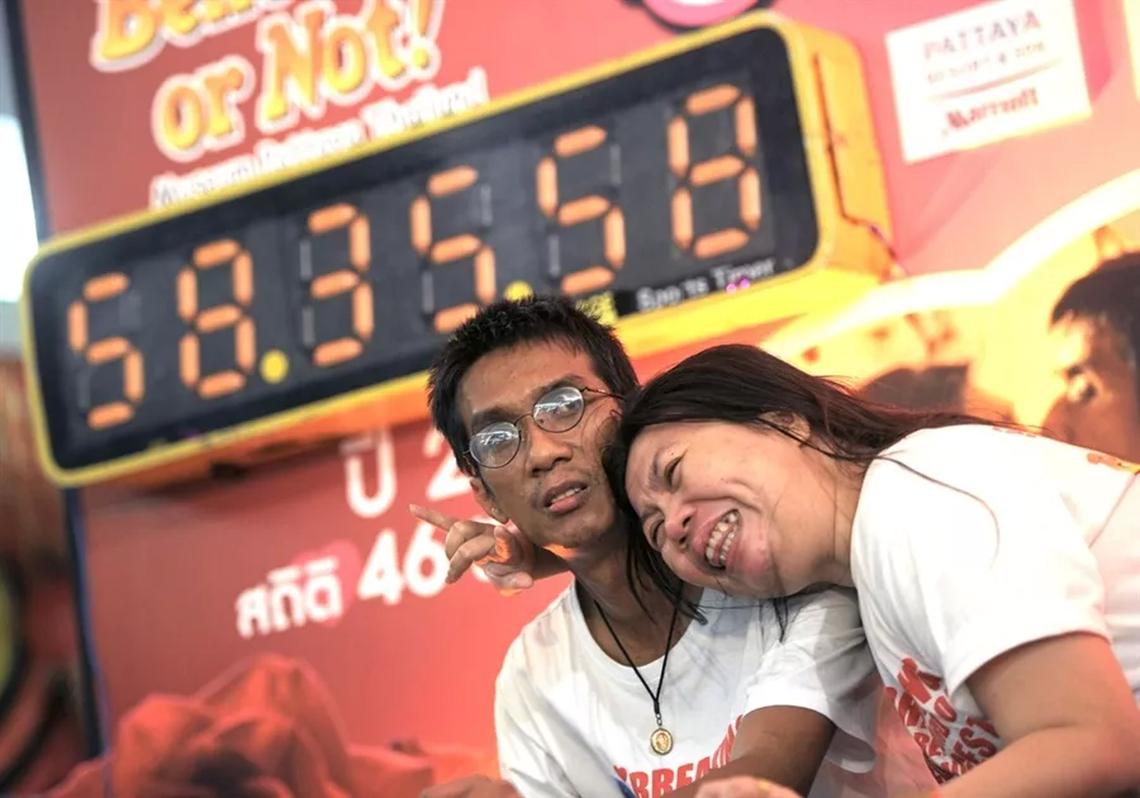 Día internacional del beso: una pareja rompió el récord mundial al besarse durante 58 horas
