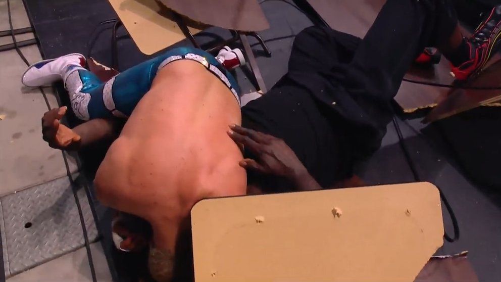 Shaquille O'Neal debutó en la lucha libre y terminó en el hospital
