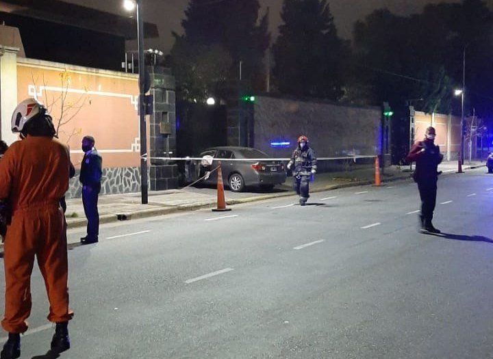 Un hombre se estrelló con su auto en la puerta de la Embajada de China y aseguró tener explosivos