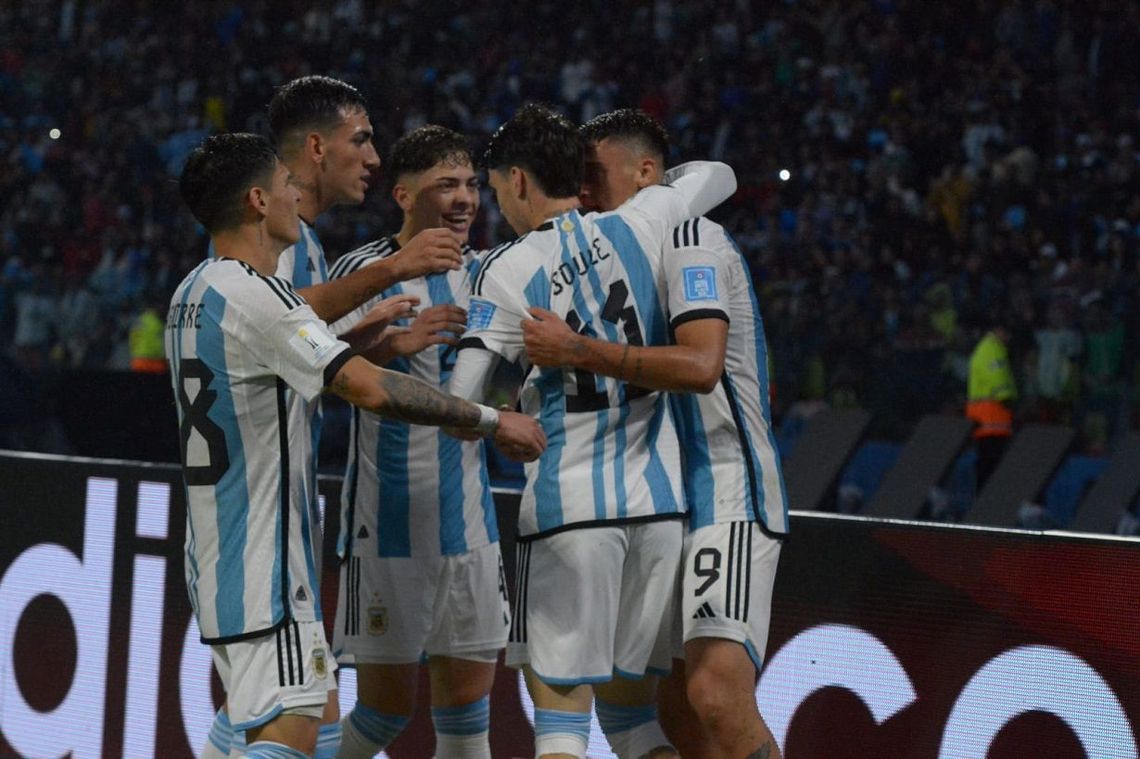 La Selección Argentina Sub-20 enfrenta a Guatemala.