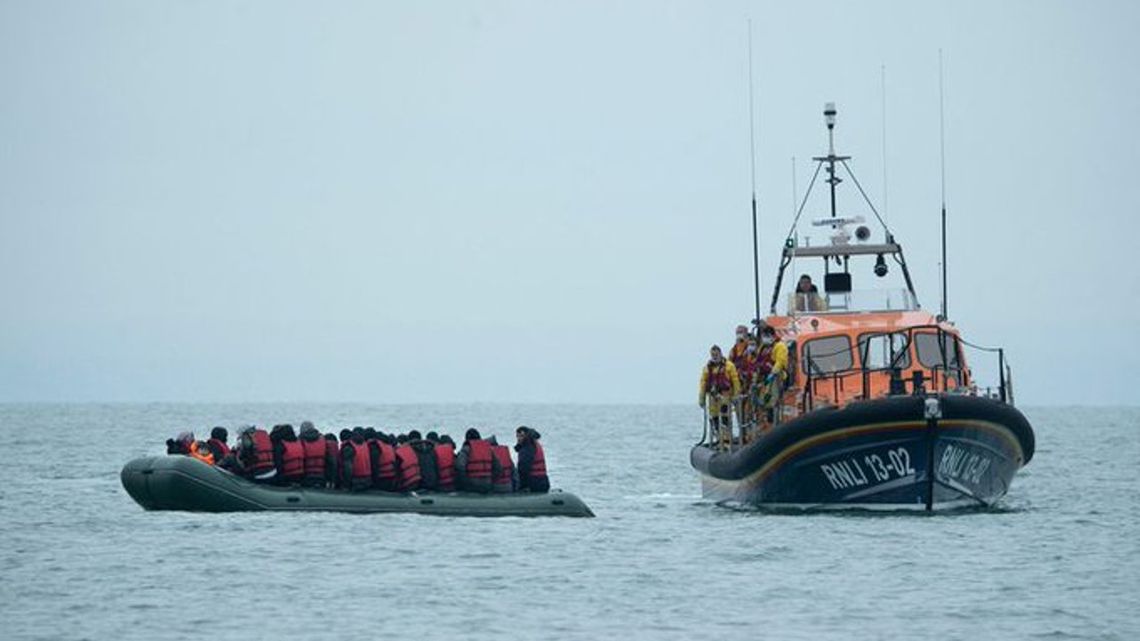 Francia: naufraga barco de inmigrantes.