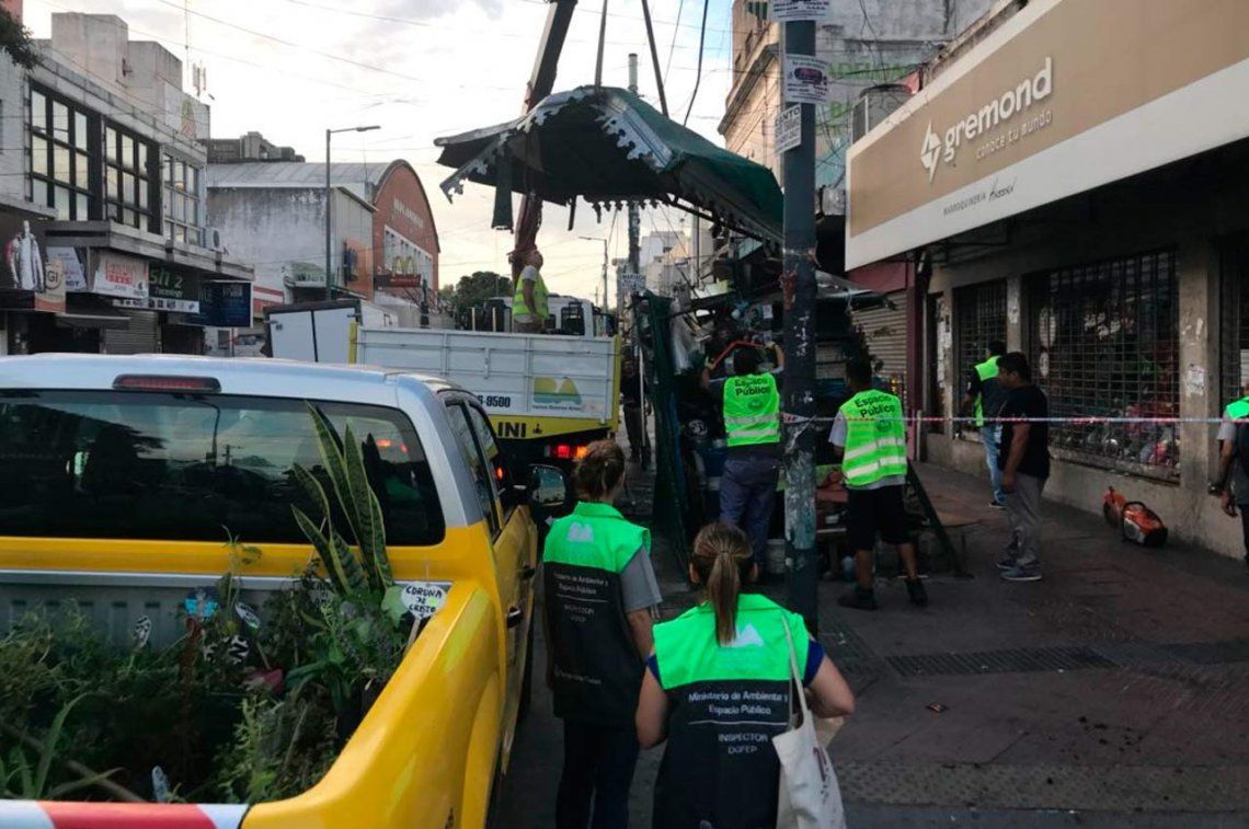 Importante operativo en Liniers para desalojar manteros