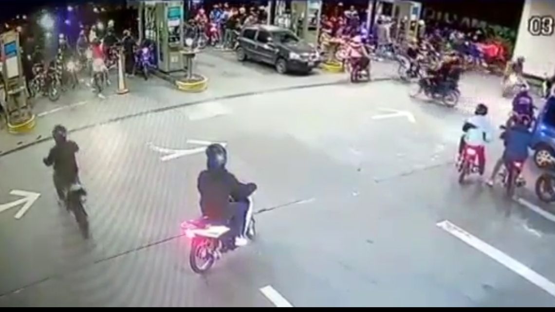 Quilmes: ataque piraña de motochorros a estación de servicio.