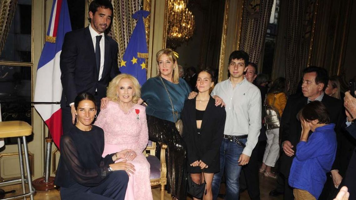 Mirtha Legrand junto a sus familiares al recibir la distinción de Francia.  