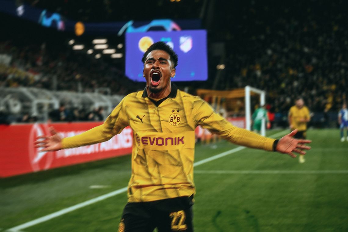 Ian Maatsen festeja el segundo gol del Borussia Dortmund