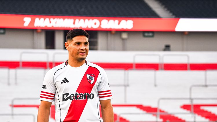 Maxi Salas posó con la camiseta de River en el Monumental.