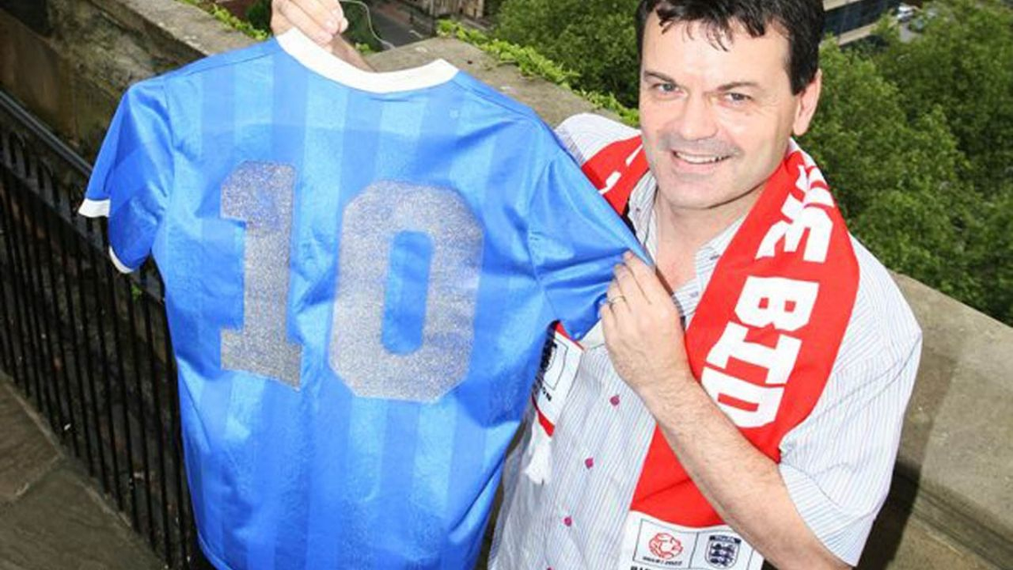 La camiseta de Maradona, en poder del exfutbolista británico Steve Hodge