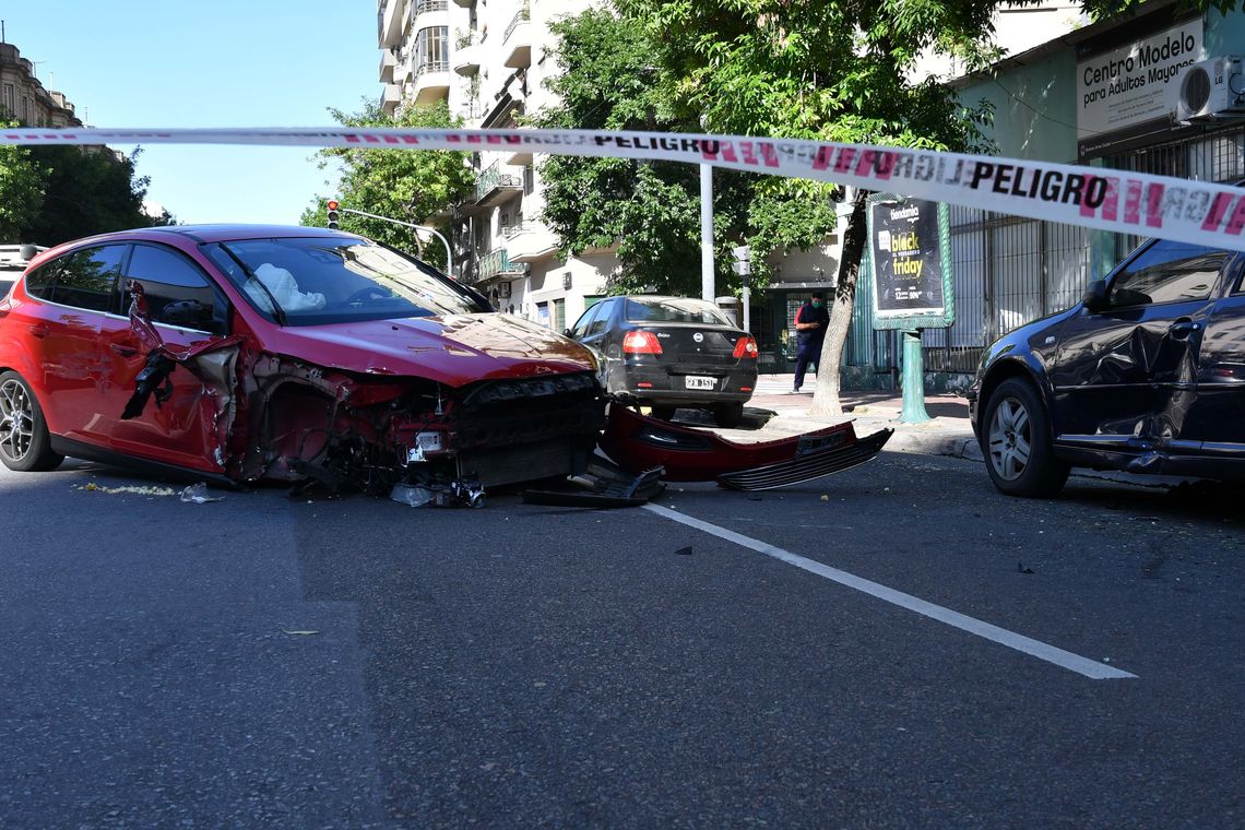 San Telmo: chocó a alta velocidad contra al menos 6 autos