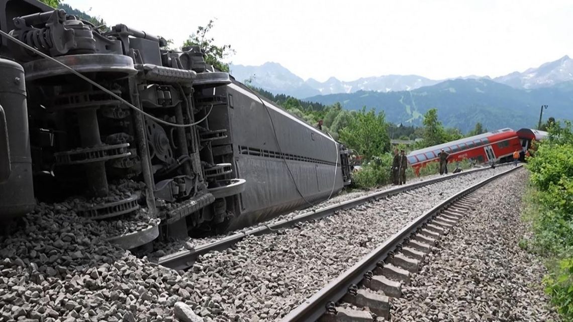 Descarriló un tren en Alemania: 4 muertos y 60 heridos