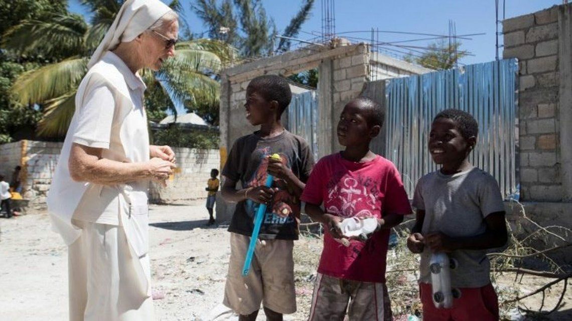 Los religiosos continúan su trabajo en la isla a pesar de las grandes crisis políticas y sociales.
