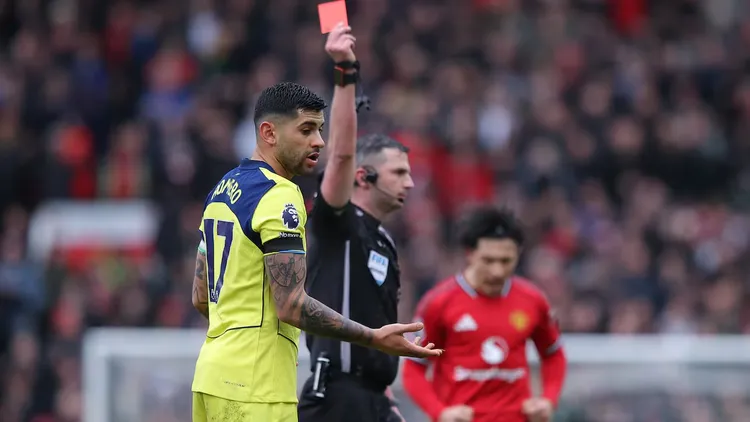 El Cuti Romero fue expulsado en el partido frente al Manchester United.