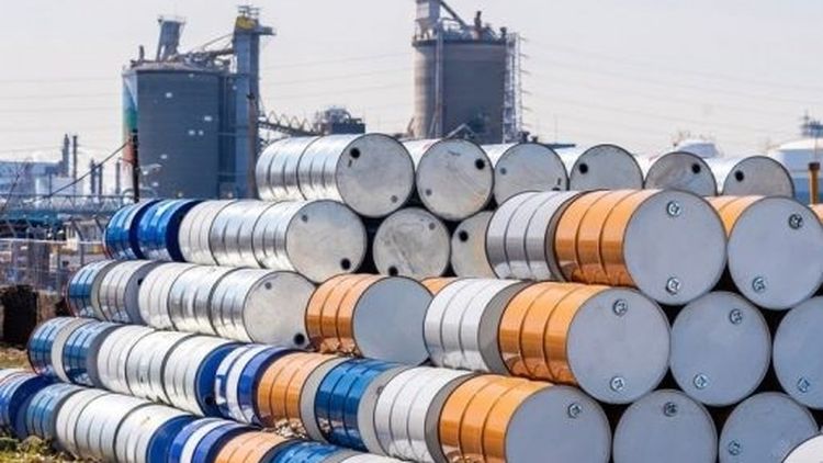 El petróleo Brent bajó de los 100 dólares en una mañana de cambios bruscos para el mercado.