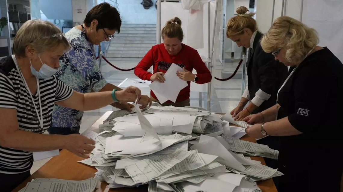 Recuento de votos en la República Popular de Lugansk (RPL) . Ganó la adhesión a Rusia