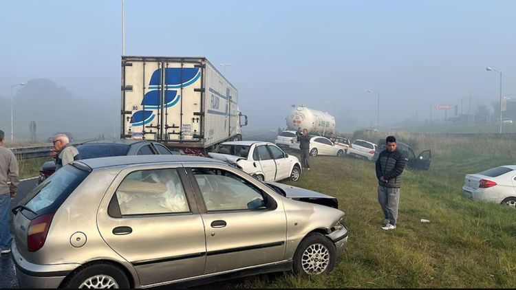 Ocho personas resultaron heridas tras un choque en cadena en Luján.
