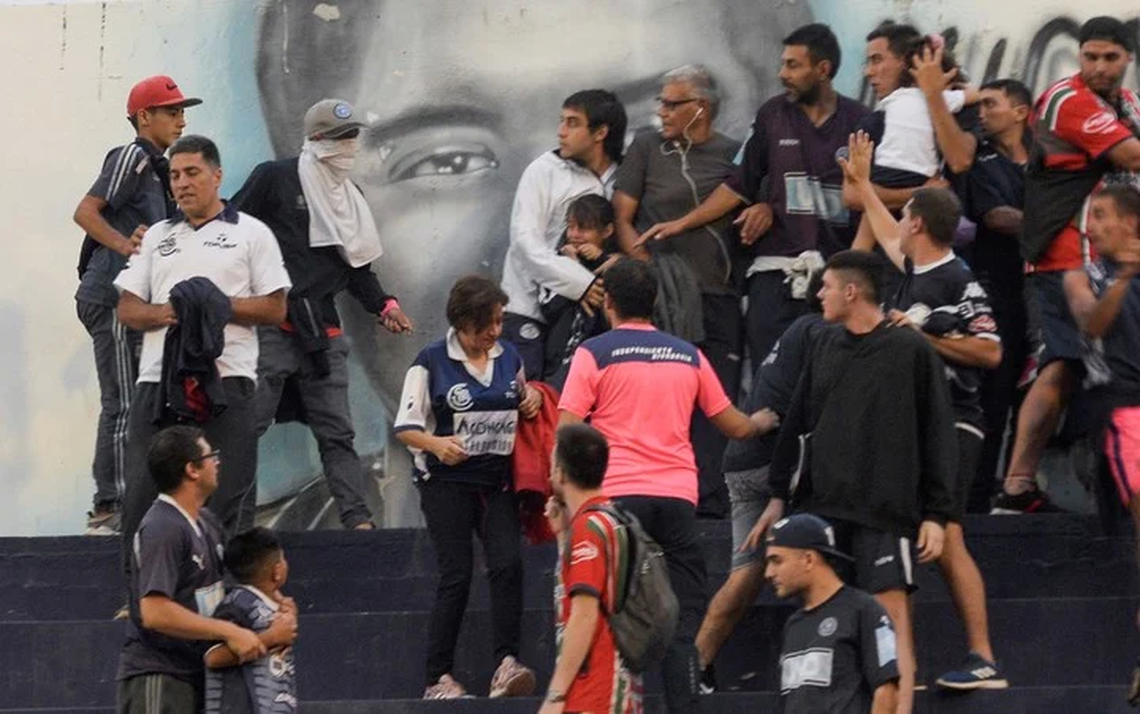 Un muerto por enfrentamientos entre hinchas de Independiente Rivadavia.