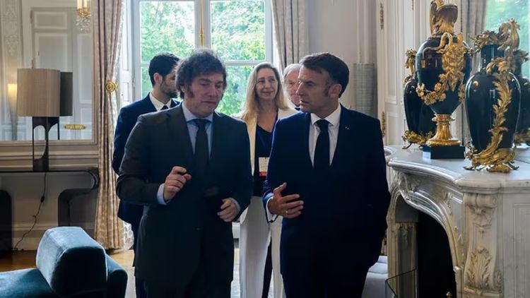 Javier Milei y Emmanuel Macron, durante el encuentro que mantuvieron este viernes en París, Francia.