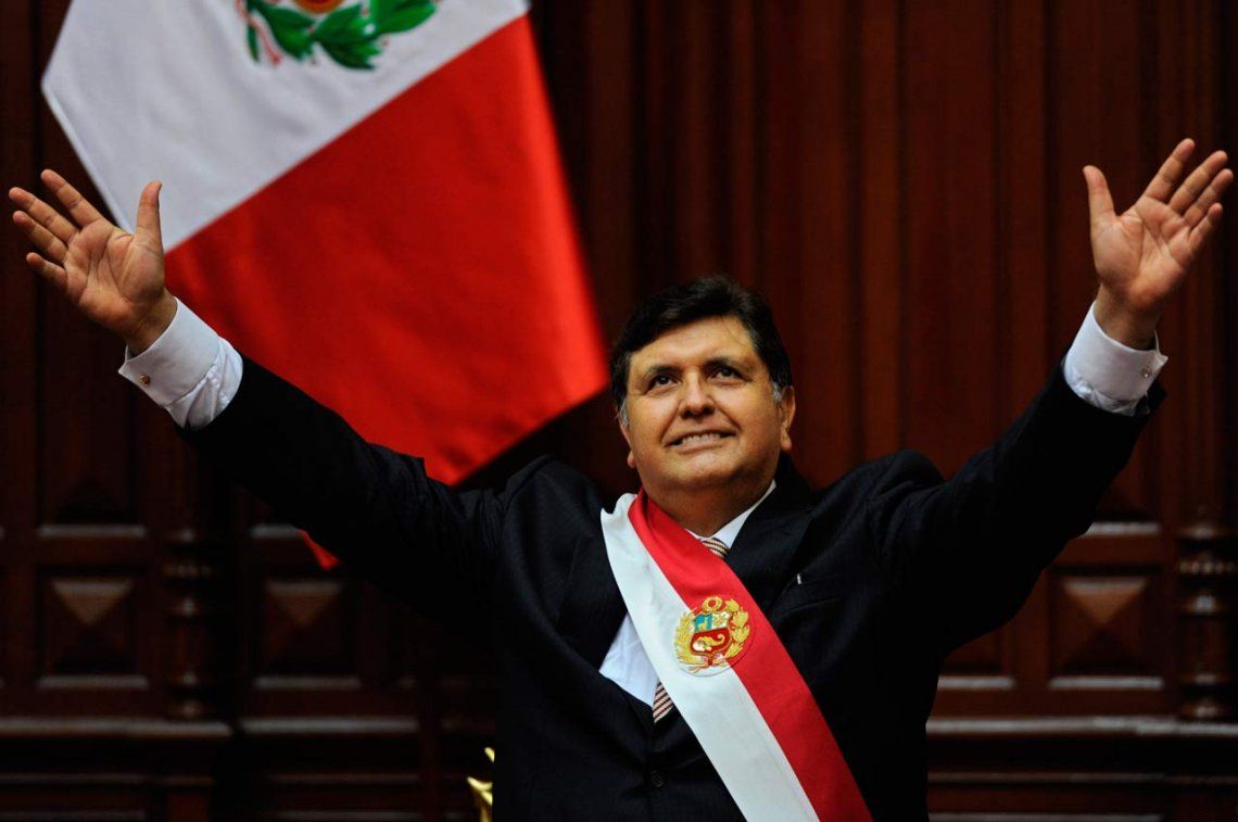 Murió el ex presidente peruano Alan García: se disparó en la cabeza al momento de su detención