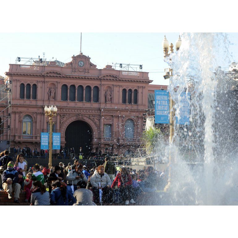 La Plaza de Mayo vibró en el 203º aniversario de la Revolución de 1810