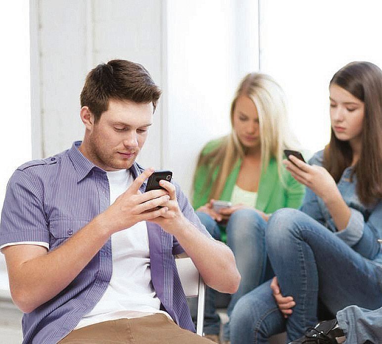 Современное общение в интернете. Люди с гаджетами. Молодежь общается. Люди общаются. Молодежь сидит в гаджетах.