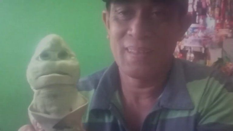 El pescador de Indonesia, Abdulah Ferro, quien encontró a la extraña criatura