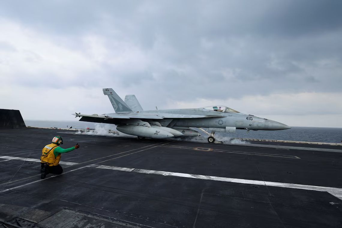 Cuatro aviones militares de los Estados Unidos fueron detectados sobrevolando zonas cercanas a la costa de Venezuela.